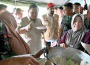 Presiden Prabowo Subianto turut mencicipi menu makan siang yang disiapkan untuk para pengungsi yakni nasi dan ikan tongkol di tenda pengungsian korban bencana di Kabupaten Bireuen, Aceh, pada Minggu (7/12)