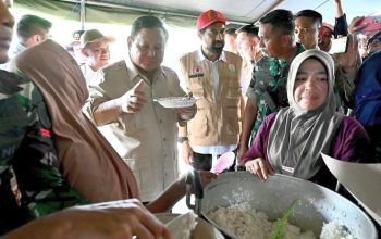 Presiden Prabowo Subianto turut mencicipi menu makan siang yang disiapkan untuk para pengungsi yakni nasi dan ikan tongkol di tenda pengungsian korban bencana di Kabupaten Bireuen, Aceh, pada Minggu (7/12)