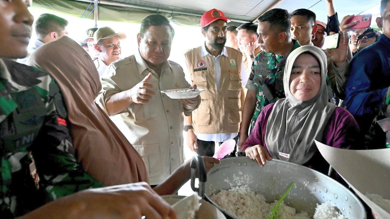 Presiden Prabowo Subianto turut mencicipi menu makan siang yang disiapkan untuk para pengungsi yakni nasi dan ikan tongkol di tenda pengungsian korban bencana di Kabupaten Bireuen, Aceh, pada Minggu (7/12)