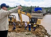Presiden Prabowo Subianto meninjau pembangunan Jembatan Bailey Teupin Mane, ruas vital penghubung Bireuen-Takengon di Kabupaten Bireuen, Provinsi Aceh, Minggu (7/12).