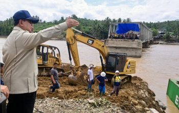 Presiden Prabowo Subianto meninjau pembangunan Jembatan Bailey Teupin Mane, ruas vital penghubung Bireuen-Takengon di Kabupaten Bireuen, Provinsi Aceh, Minggu (7/12).