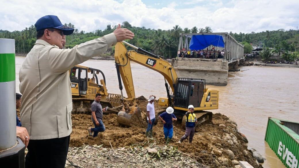 Presiden Prabowo Subianto meninjau pembangunan Jembatan Bailey Teupin Mane, ruas vital penghubung Bireuen-Takengon di Kabupaten Bireuen, Provinsi Aceh, Minggu (7/12).