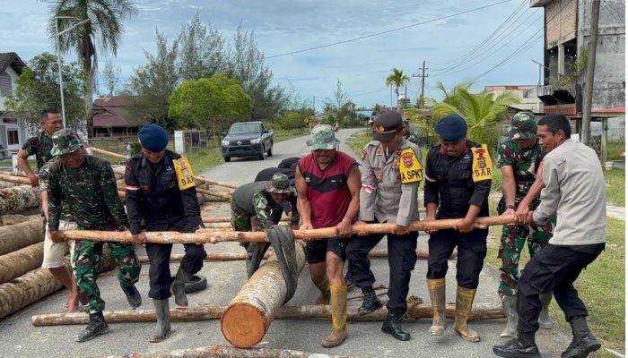 TNI–Polri dan Warga Bangun Jembatan Darurat di Singkil
