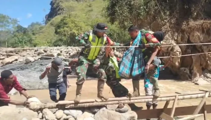 TNI Selamatkan Lansia Kritis di Tengah Banjir Bener Meriah