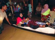 Seorang bayi lahir dengan selamat di atas perahu tim penyelamat, dikelilingi banjir setinggi sekitar dua meter di Kecamatan Lapang, Aceh Utara, pada Jumat (28/11/2025) malam.