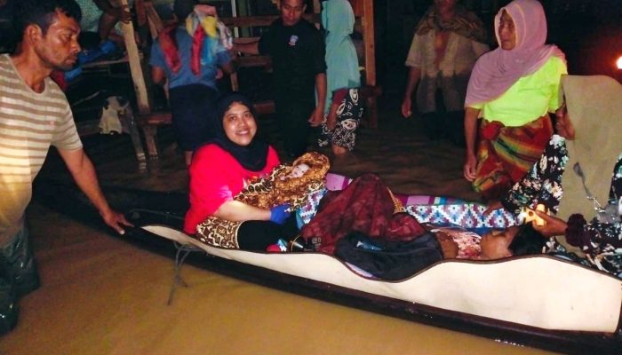 Tangisan Bayi Pecah di Gelap Malam, Lahir di Atas Perahu Saat Banjir Aceh