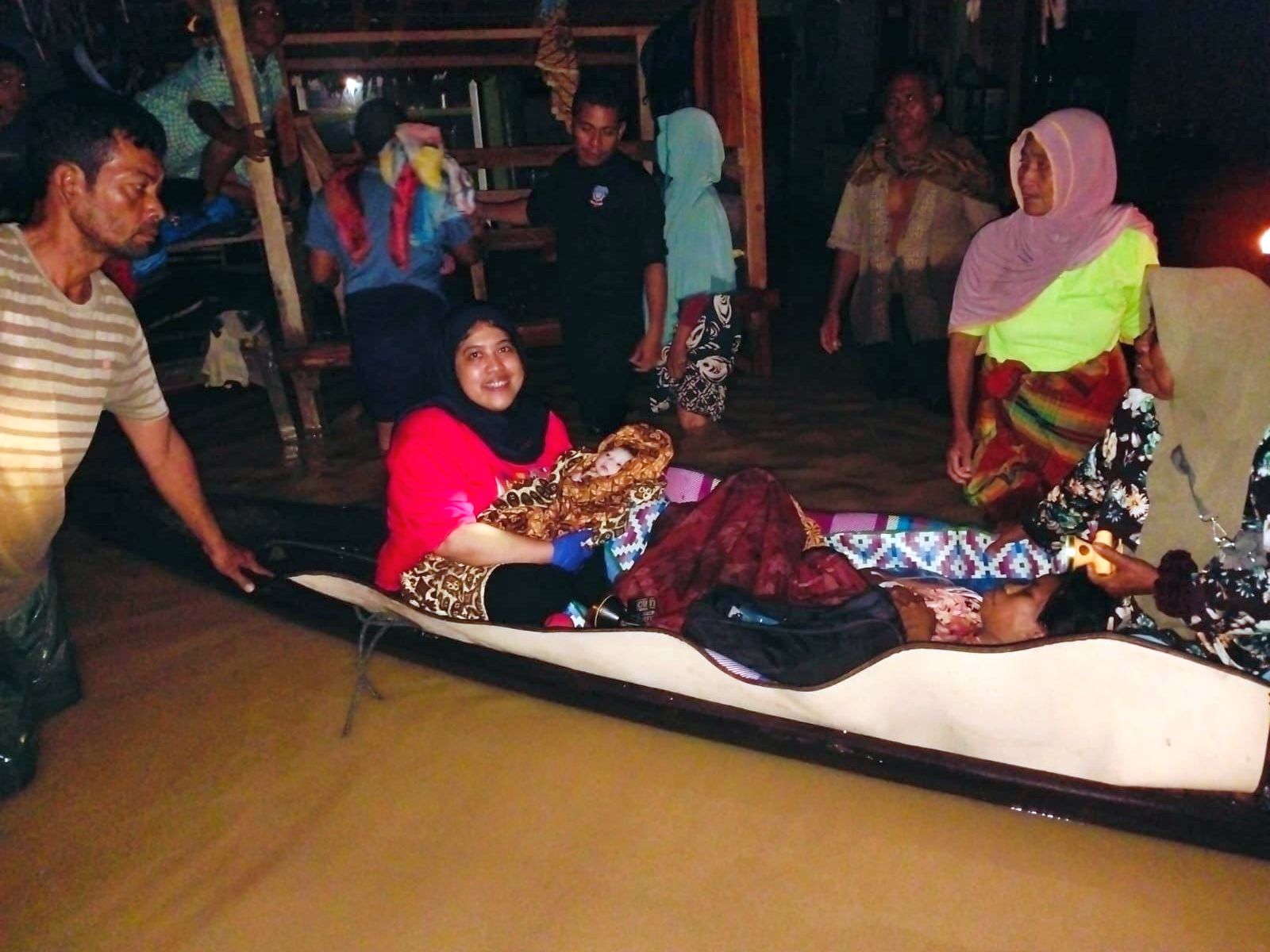 Seorang bayi lahir dengan selamat di atas perahu tim penyelamat, dikelilingi banjir setinggi sekitar dua meter di Kecamatan Lapang, Aceh Utara, pada Jumat (28/11/2025) malam.