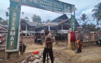 Warga Babah Krueng dan Relawan Pramuka Gotong Royong Bersihkan Lumpur di Meunasah