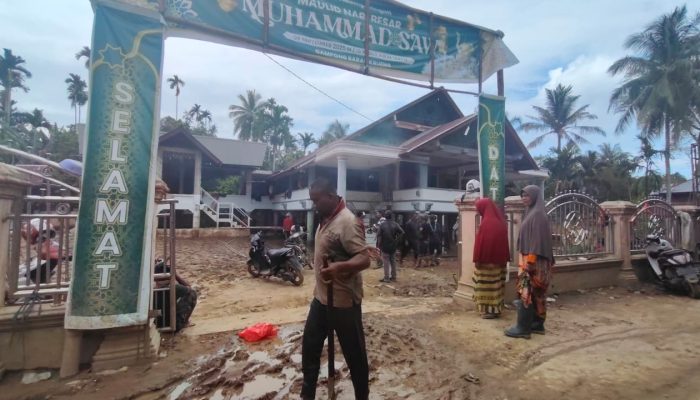 Warga Babah Krueng dan Relawan Pramuka Gotong Royong Bersihkan Lumpur di Meunasah