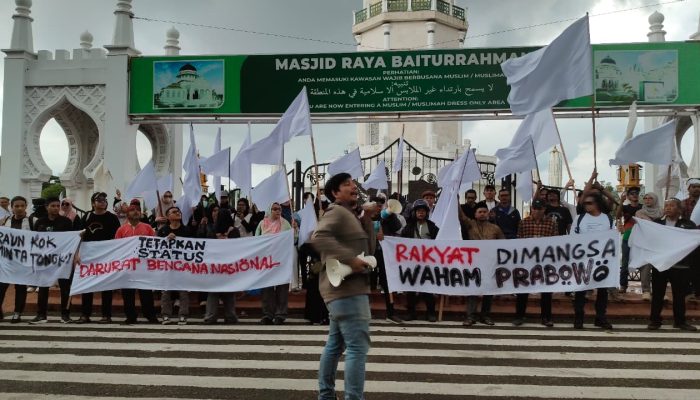 Foto: Aksi Bendera Putih Minta Penetapan Status Darurat Bencana Nasional