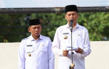Bupati Aceh Selatan Mirwan MS, bersama Wakil Bupati Baital Mukadis (sekarang Plt. Bupati), saat memimpin apel perdana di lingkungan Pemkab Aceh Selatan (18/2/2025).