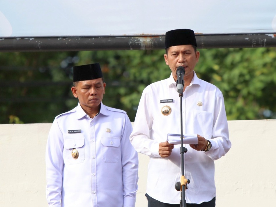 Bupati Aceh Selatan Mirwan MS, bersama Wakil Bupati Baital Mukadis (sekarang Plt. Bupati), saat memimpin apel perdana di lingkungan Pemkab Aceh Selatan (18/2/2025).
