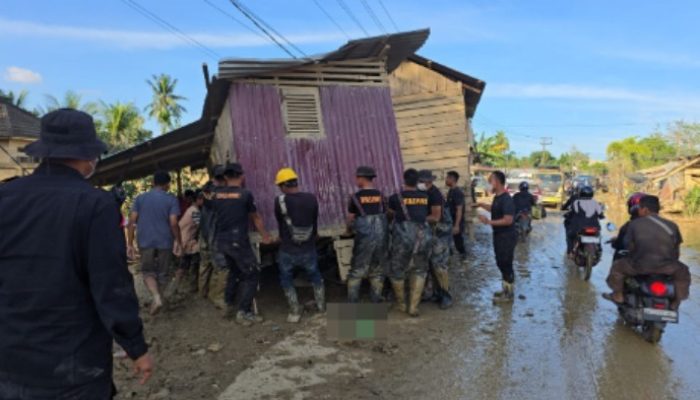 Brimob Evakuasi Rumah Hanyut yang Halangi Jalan Nasional