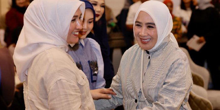 Marlina Usman, istri Gubernur Aceh Muzakir Manaf, mengikuti gladi pelantikan Ketua Tim Penggerak PKK dan Posyandu periode 2025-2030 di Aryanusa Ballroom, Menara Danareksa, Jakarta Pusat, Rabu (19/2). Pelantikan resmi dijadwalkan berlangsung pada Kamis (20/2) di lokasi yang sama, dipimpin langsung oleh Ketua Umum TP PKK dan Pembina Posyandu, Tri Suswati Tito Karnavian.