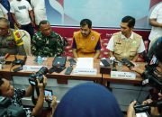 Gubernur Aceh Muzakir Manaf (Mualem) memimpin rapat koordinasi lintas sektor di Pendopo Gubernur Aceh, Rabu (10/12/2025) malam