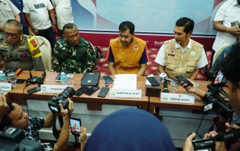Gubernur Aceh Muzakir Manaf (Mualem) memimpin rapat koordinasi lintas sektor di Pendopo Gubernur Aceh, Rabu (10/12/2025) malam