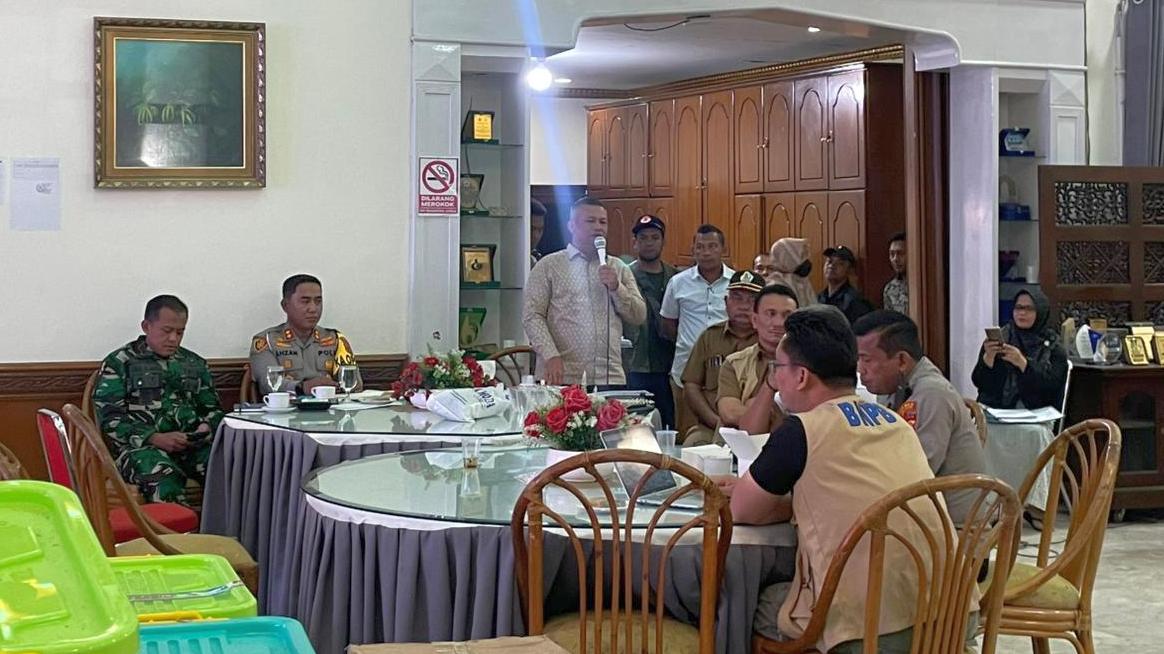 Bupati Aceh Utara, Ismail A Jalil, memimpin rapat evaluasi penanganan bencana di Pendopo Bupati, Lhokseumawe, Senin (8/12)