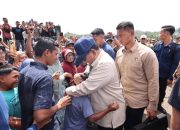 Presiden Prabowo Subianto menyapa pengungsi di Bireuen, usai meninjau Jembatan Bailey Teupin Mane, Minggu (7/12/2025).