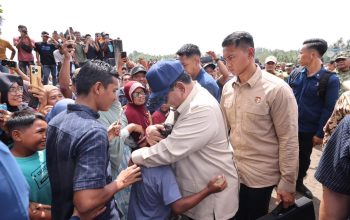 Presiden Prabowo Subianto menyapa pengungsi di Bireuen, usai meninjau Jembatan Bailey Teupin Mane, Minggu (7/12/2025).