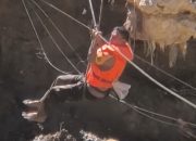 Di tengah derasnya arus sungai, Bripka TM Syahputra, anggota Polres Gayo Lues, mempertaruhkan nyawa demi memasang jembatan darurat di Teripe Jaya.