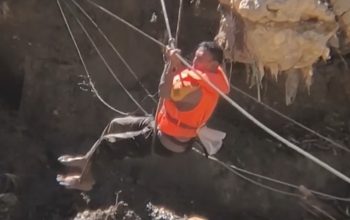 Di tengah derasnya arus sungai, Bripka TM Syahputra, anggota Polres Gayo Lues, mempertaruhkan nyawa demi memasang jembatan darurat di Teripe Jaya.