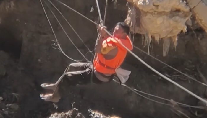 Polisi Ini Pertaruhkan Nyawa Demi Bangun Jembatan Darurat di Gayo Lues