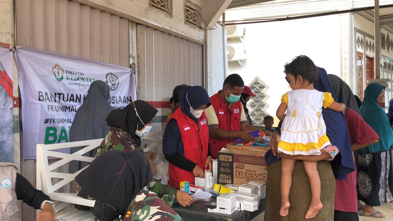 Relawan PMI Aceh Utara memberikan layanan pengobatan darurat bagi warga terdampak banjir.