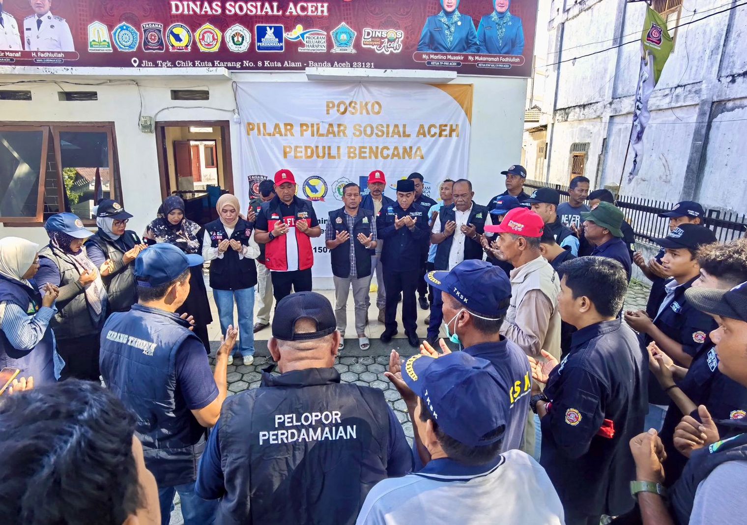 Plt. Kepala Dinas Sosial Aceh, Chaidir, melepas 60 relawan Pilar-Pilar Sosial menuju Aceh Tamiang untuk membantu penanganan korban banjir.