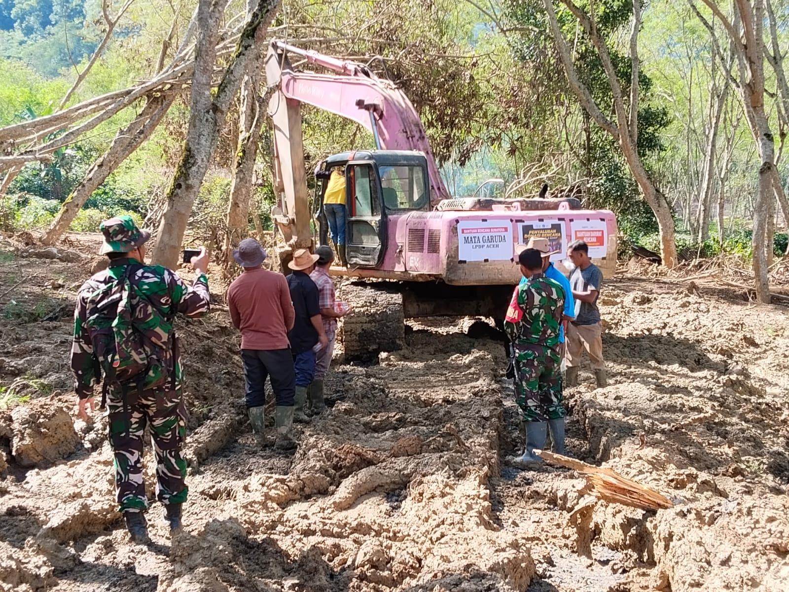 Relawan MG LPDP Aceh bersama mitra membuka akses jalur terisolasi pascabanjir bandang di Aceh Tengah