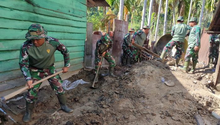 Gotong Royong Warga dan Babinsa Bangun Parit Desa Lak Lak