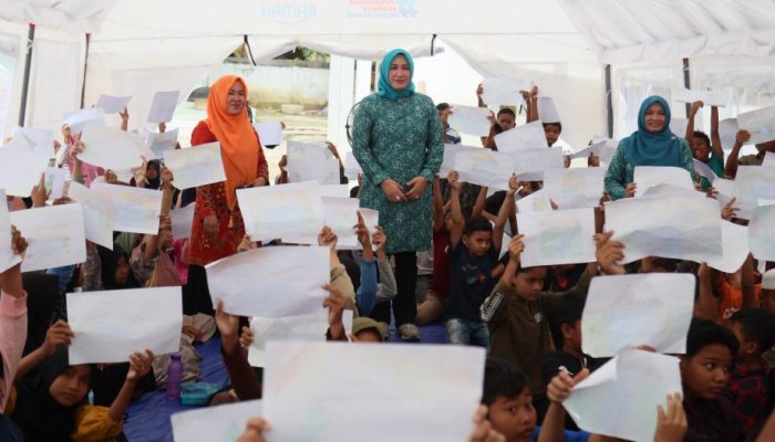 Istri Mualem: Belajar di Tenda, Semangat Mereka Tak Pernah Padam
