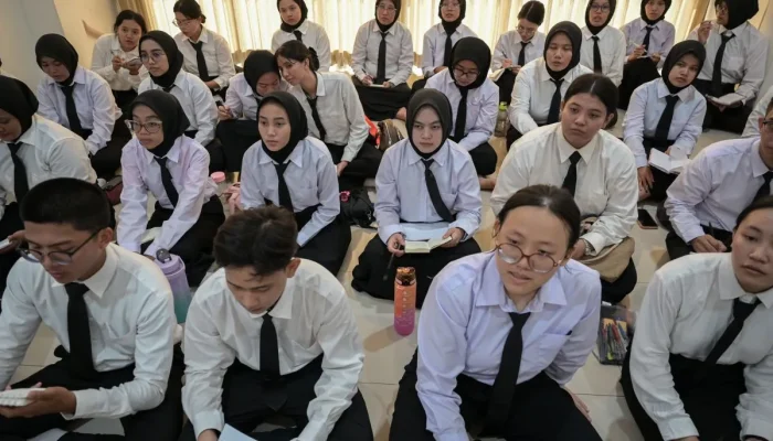 Laporan UI Bongkar Fakta Pahit: Sarjana Digaji di Bawah UMP