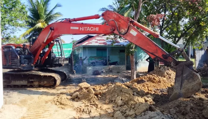Koramil dan Yonzipur Tangani Dampak Banjir di Muara Batu