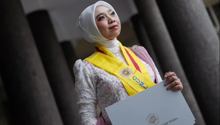 Di Usia 26 Tahun, Dea Resmi Jadi Doktor Termuda UGM