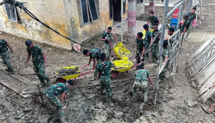 TNI Bersihkan Kantor Datuk Penghulu dan Balai Desa Sunting