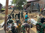 TNI, Mahasiswa, dan Warga Perbaiki Jalan Rusak di Dewantara