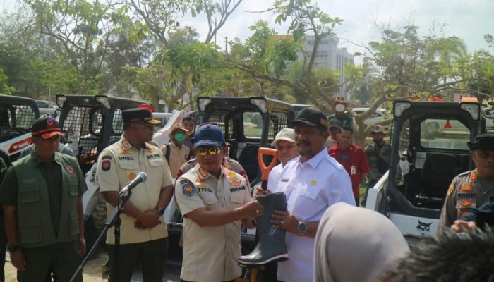 Mendagri Serahkan Alat Berat untuk Pemulihan Aceh Tamiang