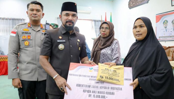 Bupati Al-Farlaky Serahkan Santunan Korban Banjir dan Longsor