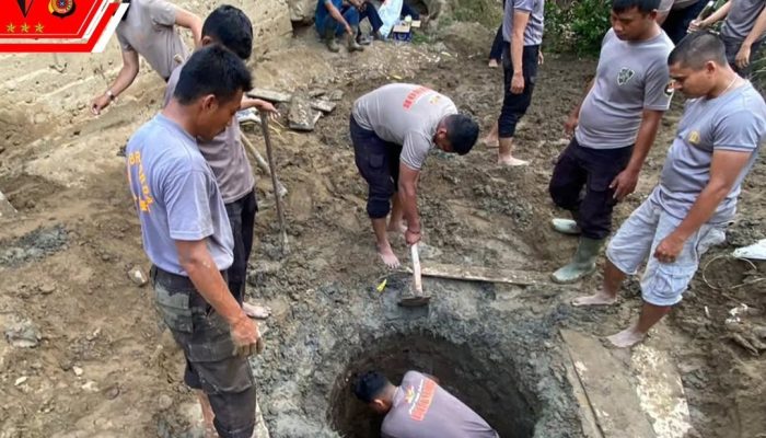 Brimob Gali Sumur untuk Warga Reje Payung Aceh Tengah