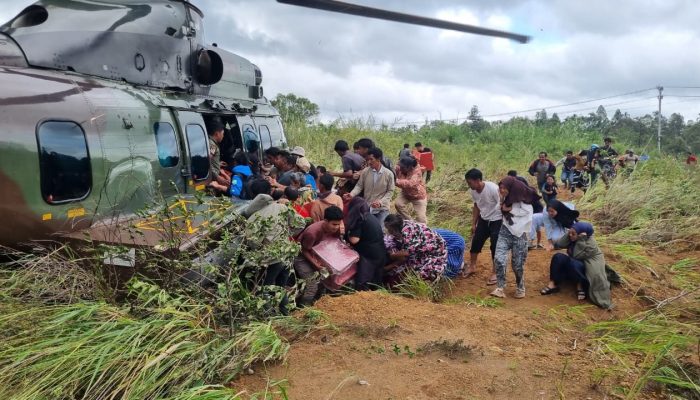 Via Darat Sulit, Bantuan Warga Aceh Tengah Diangkut Heli