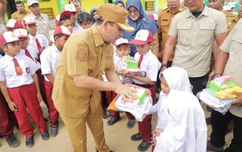 Wali Kota Lhokseumawe Salurkan Bantuan Perlengkapan Sekolah dari BNPB