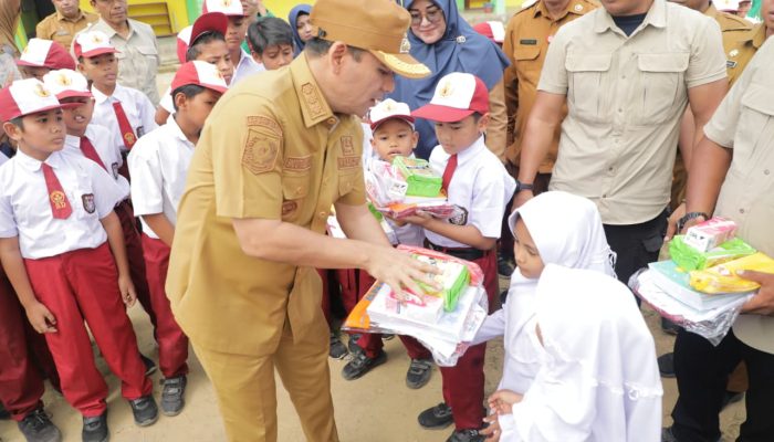 Wali Kota Lhokseumawe Salurkan Bantuan Perlengkapan Sekolah dari BNPB