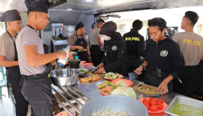 Taruna Akpol Bantu Dapur Umum Posko Pengungsian Aceh Tamiang