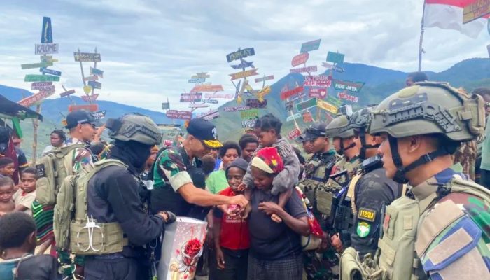 TNI Hadir, Warga Pedalaman Papua Tersenyum