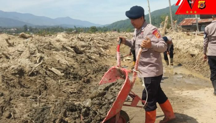 Jalan Desa Rerebe Gayo Lues Mulai Dibersihkan Brimob