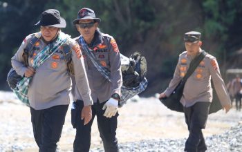 Terobos Lumpur dan Sungai, Kapolres Aceh Barat Jangkau Warga Terisolir