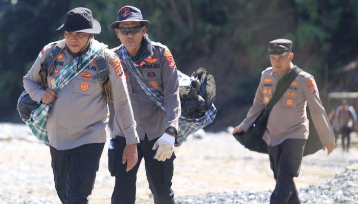 Terobos Lumpur dan Sungai, Kapolres Aceh Barat Jangkau Warga Terisolir