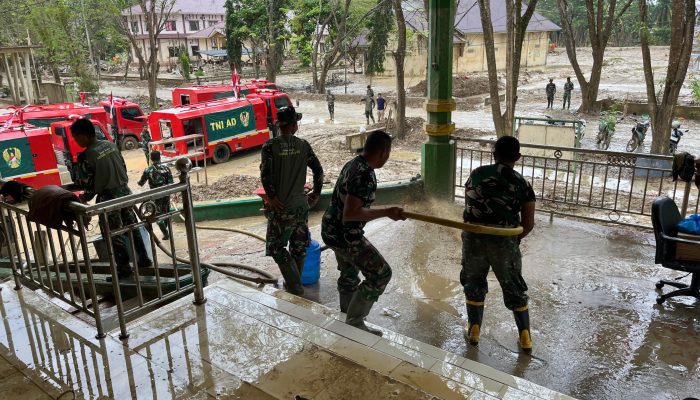 TNI Bersihkan Lumpur Tebal di Kantor Kesbangpol Aceh Tamiang