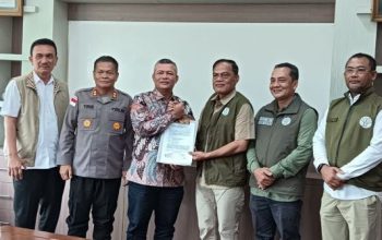 Kemenhut Serahkan Ratusan Ton Kayu untuk Huntara di Aceh Utara