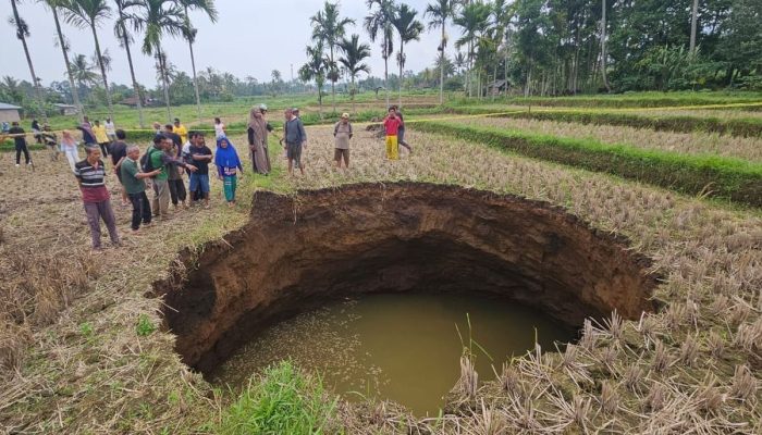 Tanah Amblas Tiba-tiba, Lubang Misterius Menganga di Sumatera Barat